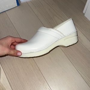 Dansko Professional White Leather Clogs Shoes 
Women’s EU 39
US size 8.5-9